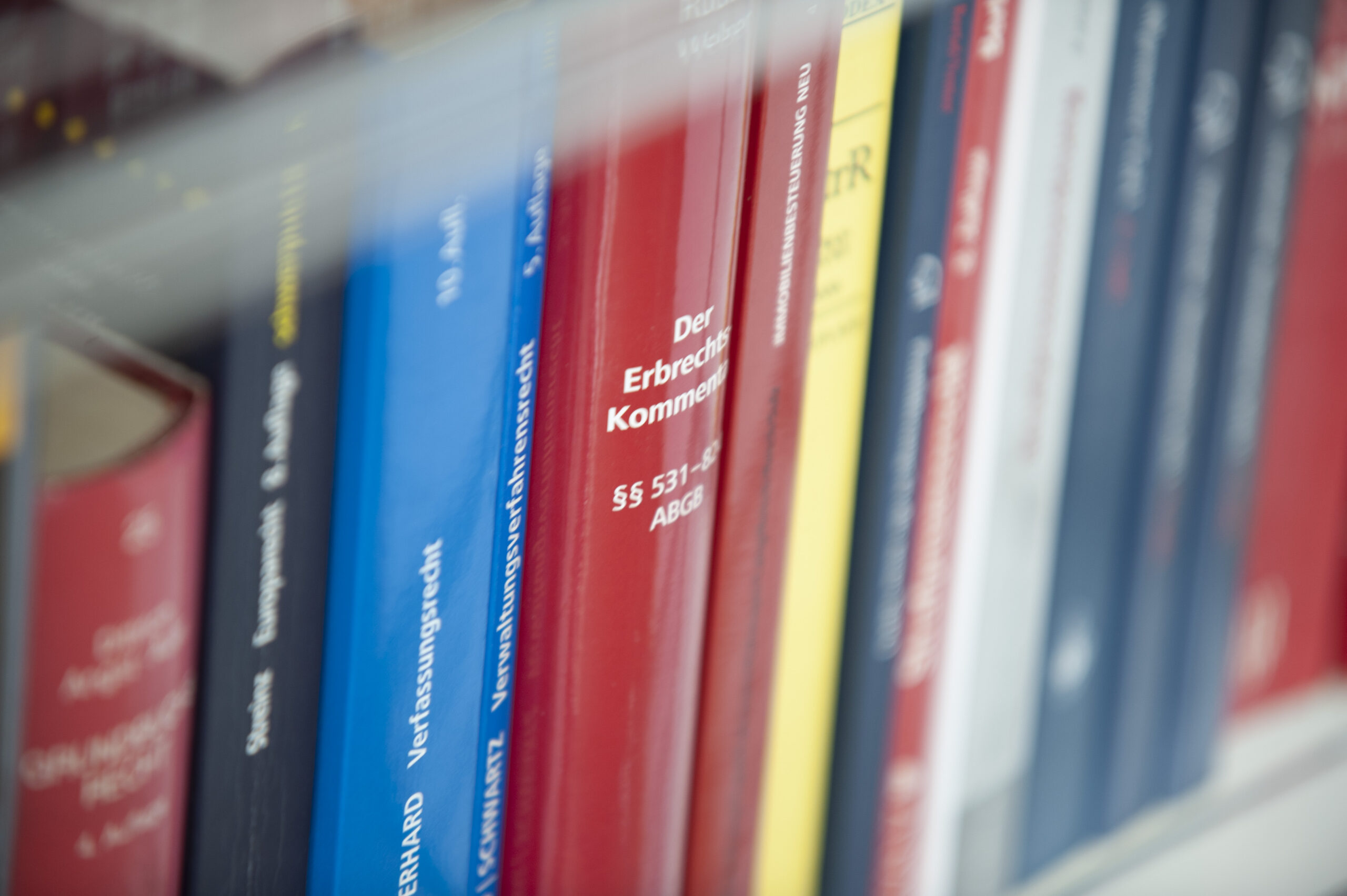 Verfassungen und Gesetzesbücher zu Thema Erbrecht in der Kanzlei von Peter Rittinger