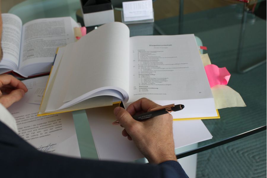 Rechtsanwalt Peter Rittinger beim Ausfüllen der Scheidungspapiere