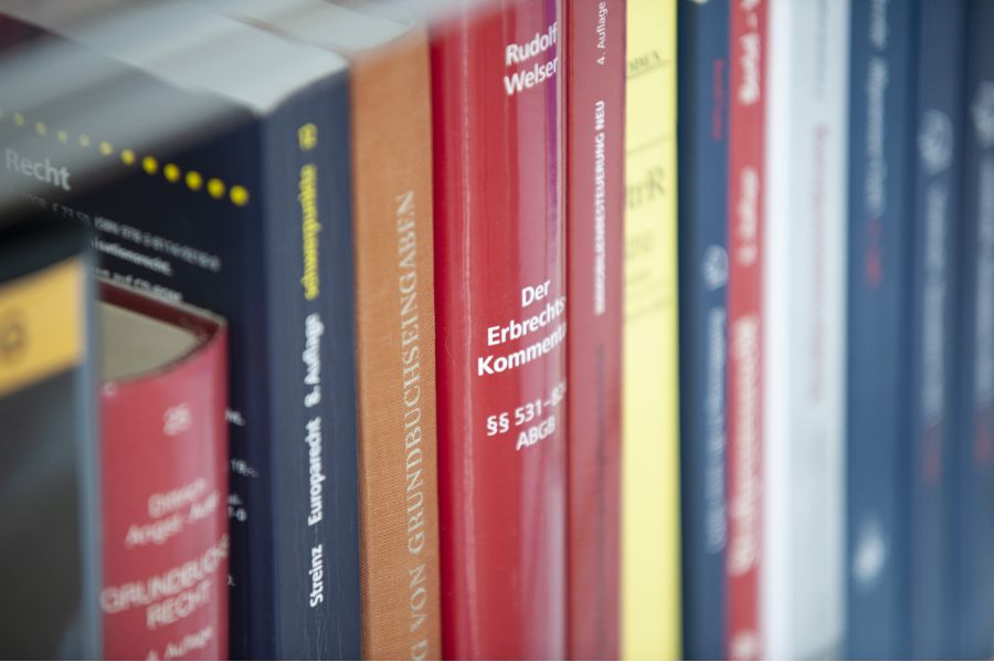 Verfassungen und Gesetzesbücher in der Kanzlei von Peter Rittinger