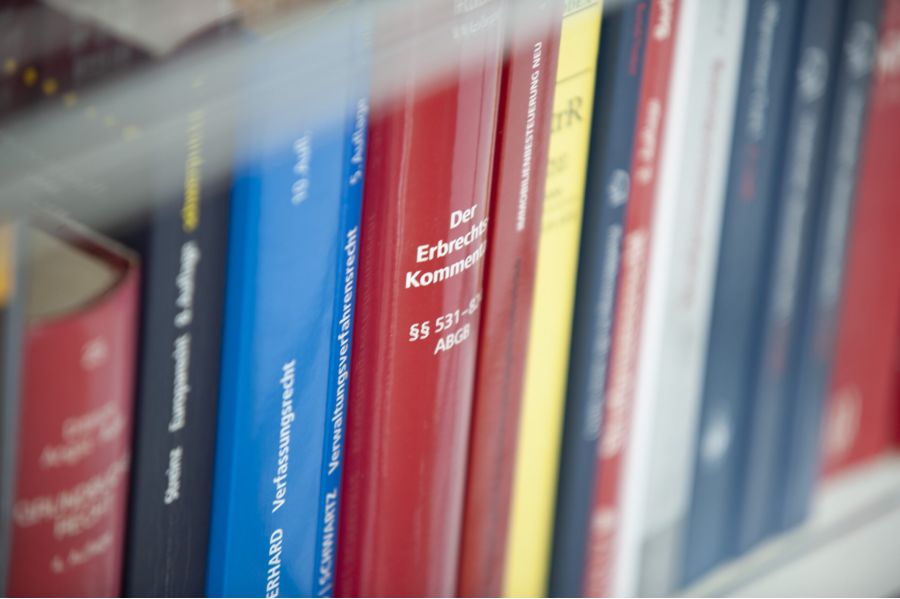 Verfassungen und Gesetzesbücher zu Thema Erbrecht in der Kanzlei von Peter Rittinger