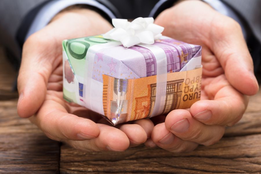 Ein Geschnek verpackt in Geld von Anwalt Peter Rittinger